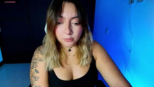 Snapshot of miaawild chatting on December 4, 2025, 12:14 pm miaawild online show from December 4, 2025, 12:14 pm