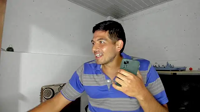 Snapshot of Himoreno25 chatting on January 1, 2025, 5:33 am Himoreno25 online show from January 1, 2025, 5:33 am