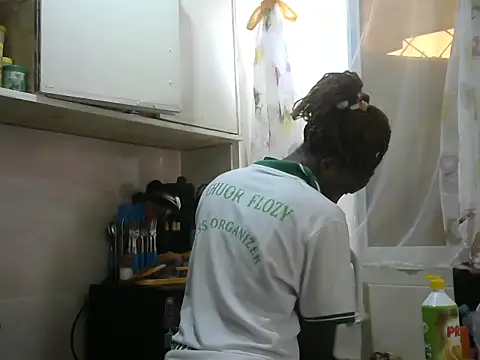 queen-goddess online show from December 15, 2025, 6:06 am