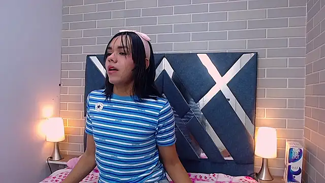 Snapshot of AndreaGil_ chatting on December 30, 2024, 12:52 pm AndreaGil online show from December 30, 2024, 12:52 pm