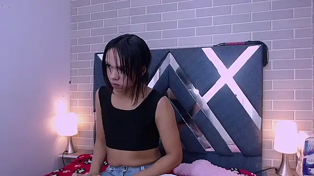 Snapshot of AndreaGil_ chatting on January 8, 2025, 12:58 pm AndreaGil online show from January 8, 2025, 12:58 pm