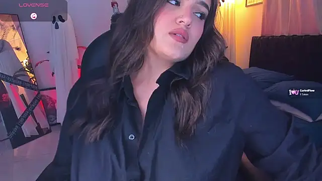 ellarosee  online show from October 21, 2025, 6:19 pm