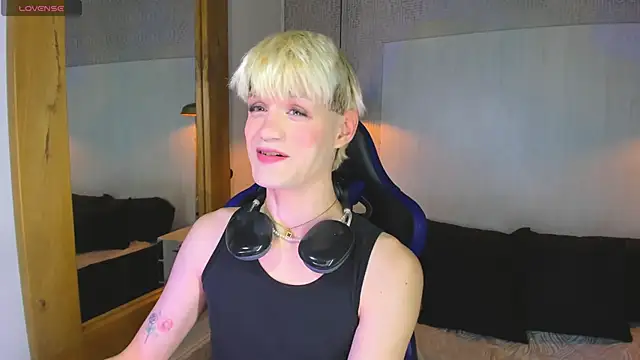 Snapshot of VladHellsing4 chatting on April 15, 2026, 2:02 pm VladHellsing4 online show from April 15, 2026, 2:02 pm