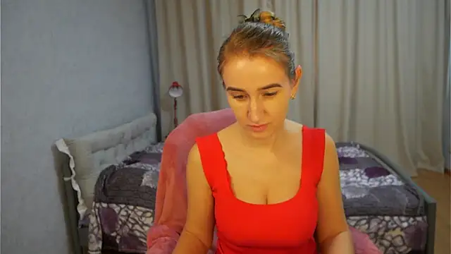 Snapshot of Sophiloren chatting on December 18, 2025, 11:16 am Sophiloren online show from December 18, 2025, 11:16 am