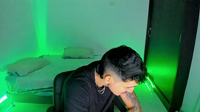 Snapshot of OliverBennet chatting on January 18, 2025, 11:44 pm OliverBennet online show from January 18, 2025, 11:44 pm