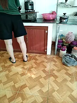 JasminePham online show from November 12, 2025, 8:04 am