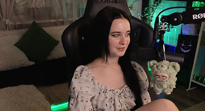 Snapshot of KiraLiLime chatting on November 4, 2025, 10:20 pm KiraLiLime online show from November 4, 2025, 10:20 pm