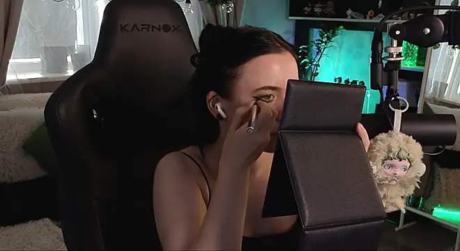 Snapshot of KiraLiLime chatting on November 16, 2025, 10:54 am KiraLiLime online show from November 16, 2025, 10:54 am