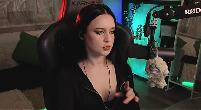 Snapshot of KiraLiLime chatting on November 29, 2025, 6:22 pm KiraLiLime online show from November 29, 2025, 6:22 pm