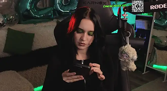 Snapshot of KiraLiLime chatting on December 19, 2025, 7:21 pm KiraLiLime online show from December 19, 2025, 7:21 pm