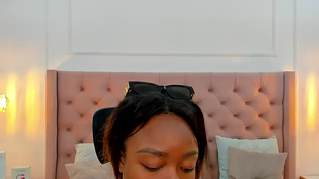 mia schwarz online show from September 9, 2025, 9:58 pm