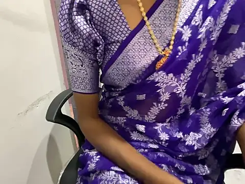 Honeyberose online show from January 16, 2025, 11:37 am