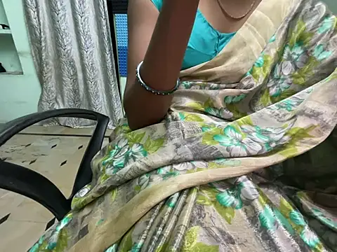 Honeyberose online show from February 5, 2025, 6:24 am