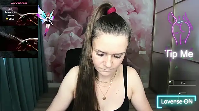 AriaGray online show from October 16, 2025, 1:45 pm