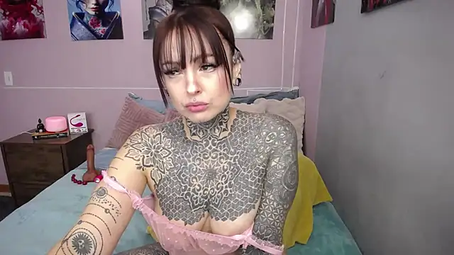 Snapshot of LolaRouse chatting on January 12, 2026, 8:47 pm LolaRouse online show from January 12, 2026, 8:47 pm