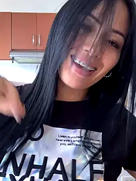 Snapshot of Sara_luna_ chatting on December 3, 2024, 8:50 pm Sara luna  online show from December 3, 2024, 8:50 pm