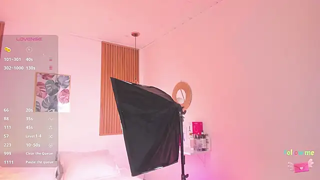 TiffanyWright online show from November 6, 2025, 1:23 pm