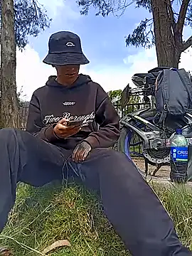 Snapshot of Cuervo_maniaco chatting on December 18, 2025, 4:35 pm Cuervo maniaco online show from December 18, 2025, 4:35 pm