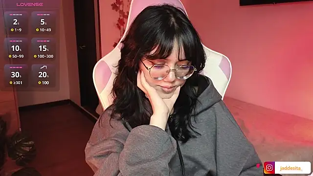 Snapshot of suzumi__ chatting on December 5, 2024, 8:55 am suzumi online show from December 5, 2024, 8:55 am