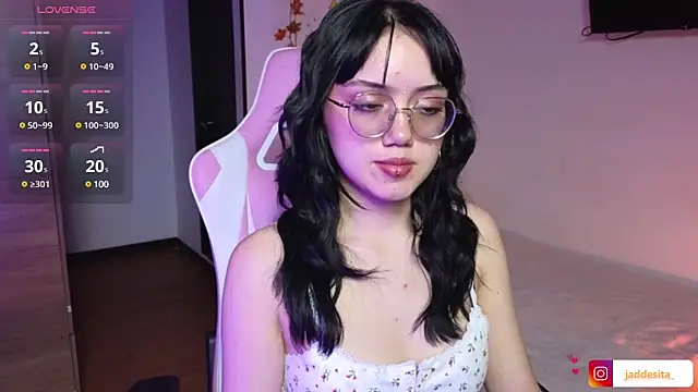 Snapshot of suzumi__ chatting on January 7, 2025, 6:35 pm suzumi online show from January 7, 2025, 6:35 pm