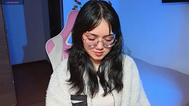 Snapshot of suzumi__ chatting on January 24, 2025, 5:31 am suzumi online show from January 24, 2025, 5:31 am