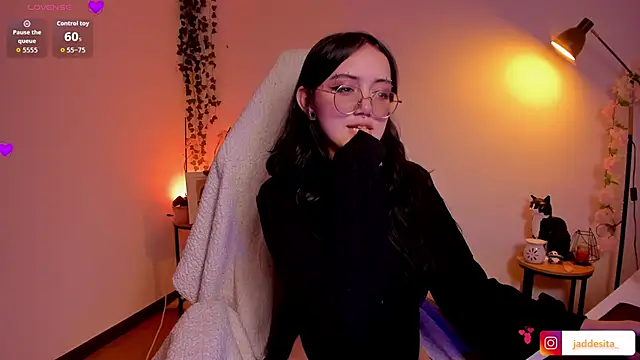 Snapshot of suzumi__ chatting on October 29, 2025, 6:26 am suzumi online show from October 29, 2025, 6:26 am