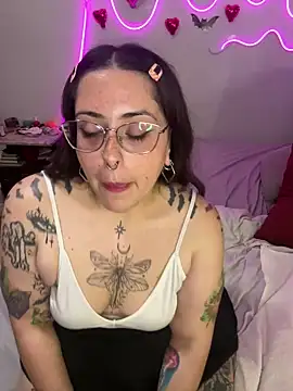 Snapshot of Mizztikaa chatting on February 17, 2025, 3:25 am Mizztikaa online show from February 17, 2025, 3:25 am