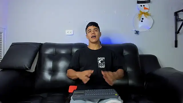 Snapshot of Rob_saenz_ chatting on December 24, 2024, 2:01 pm Rob saenz online show from December 24, 2024, 2:01 pm