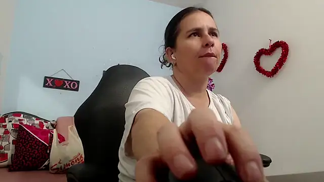 Snapshot of victoria_jones chatting on October 27, 2025, 2:43 pm victoria jones online show from October 27, 2025, 2:43 pm