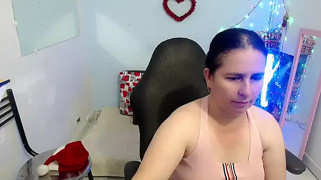 Snapshot of victoria_jones chatting on December 17, 2025, 2:45 pm victoria jones online show from December 17, 2025, 2:45 pm