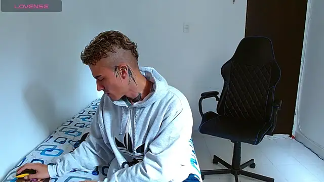 bray hotboy777 online show from October 12, 2025, 3:33 pm