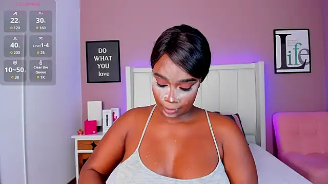 Britanymooree online show from October 28, 2025, 7:49 pm