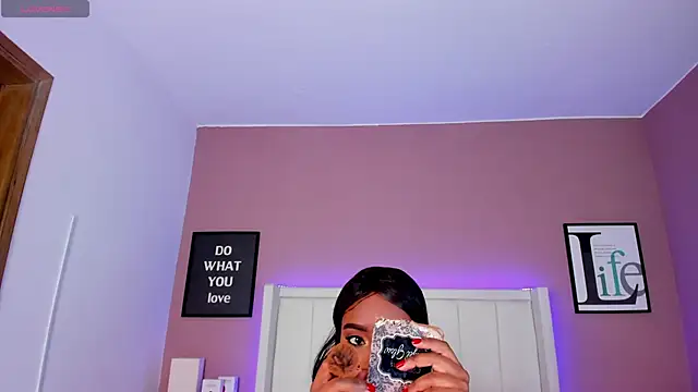 Britanymooree online show from November 5, 2025, 7:25 pm