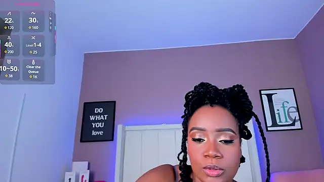 Britanymooree online show from December 1, 2025, 7:52 pm