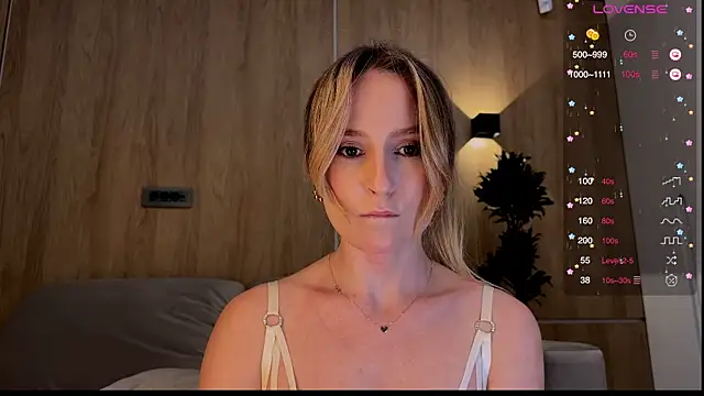 Snapshot of Peach__juice chatting on February 9, 2025, 7:30 pm Peach juice online show from February 9, 2025, 7:30 pm