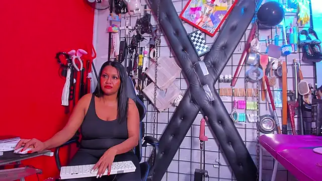 Snapshot of Madame_pain_ chatting on February 21, 2025, 1:22 pm Madame pain online show from February 21, 2025, 1:22 pm