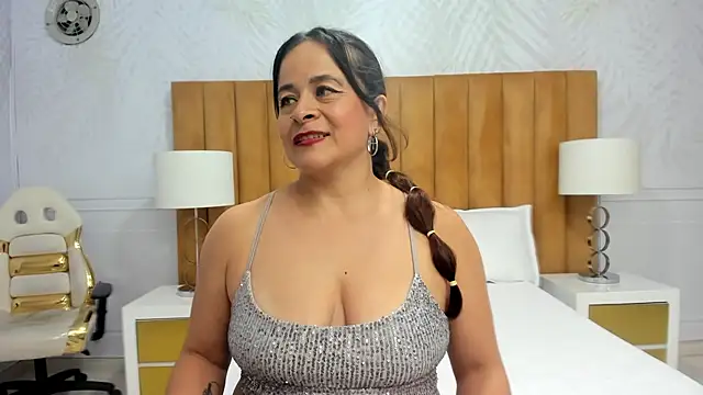 Snapshot of Daphne81_ chatting on February 6, 2025, 3:06 am Daphne81  online show from February 6, 2025, 3:06 am