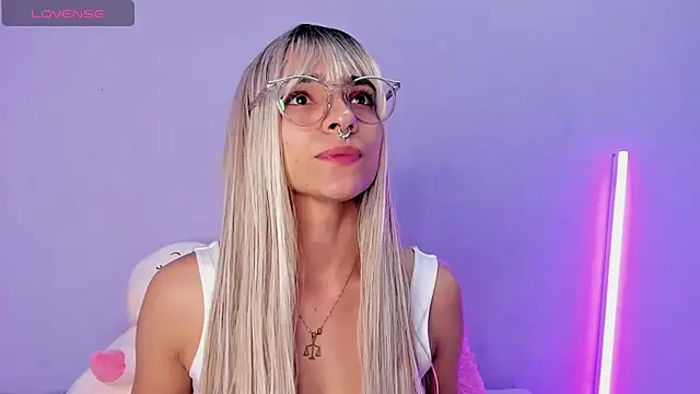 Scarlet Red  online show from February 1, 2025, 12:05 pm