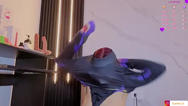 Scarlet Red  online show from November 21, 2025, 12:04 pm