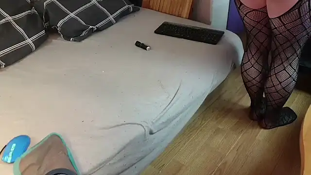 Snapshot of eblata04 chatting on December 2, 2025, 9:25 am eblata04 online show from December 2, 2025, 9:25 am