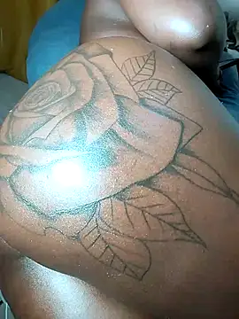 Snapshot of Hugemassivebootie chatting on November 30, 2025, 5:22 am Hugemassivebootie online show from November 30, 2025, 5:22 am