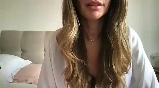 paolajonez online show from January 10, 2025, 12:04 pm