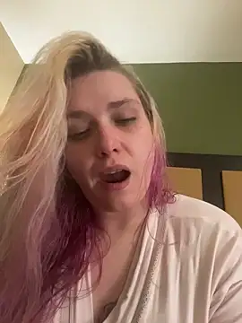 Snapshot of Lalalynn chatting on February 18, 2026, 10:17 pm Lalalynn online show from February 18, 2026, 10:17 pm