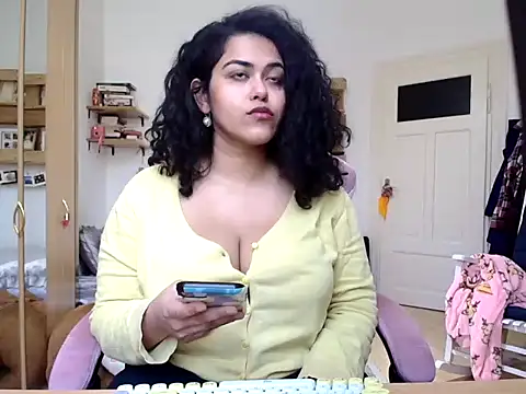 Snapshot of Curvydesifromgermany chatting on March 2, 2026, 10:44 am Curvydesifromgermany online show from March 2, 2026, 10:44 am