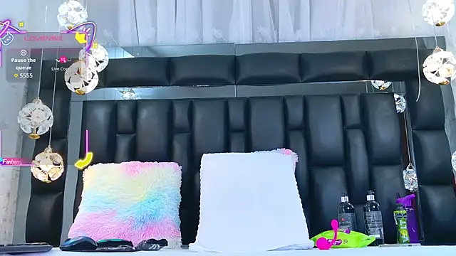 Snapshot of AuraRoss chatting on November 12, 2025, 7:13 pm AuraRoss online show from November 12, 2025, 7:13 pm