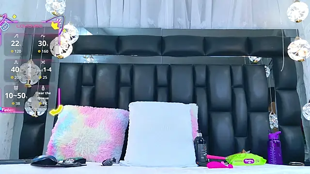 Snapshot of AuraRoss chatting on November 22, 2025, 7:02 pm AuraRoss online show from November 22, 2025, 7:02 pm