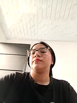 -VICKKY online show from October 28, 2025, 1:14 pm