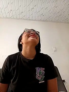 -VICKKY online show from November 1, 2025, 2:41 pm