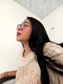 -VICKKY online show from November 6, 2025, 1:12 pm