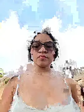 -VICKKY online show from November 22, 2025, 1:43 pm